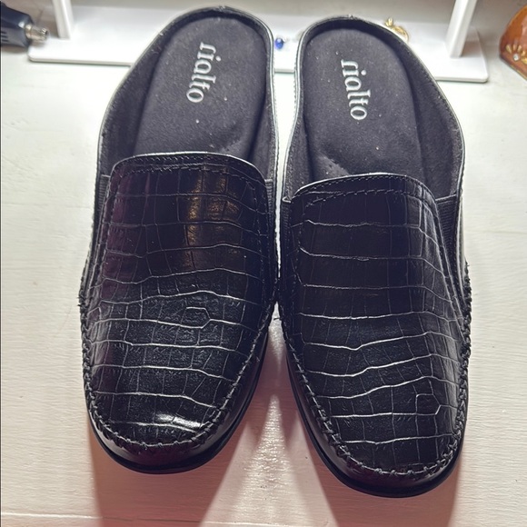 Rialto Black Slip-On Loafers with Croc-Embossed Finish - Picture 1 of 6